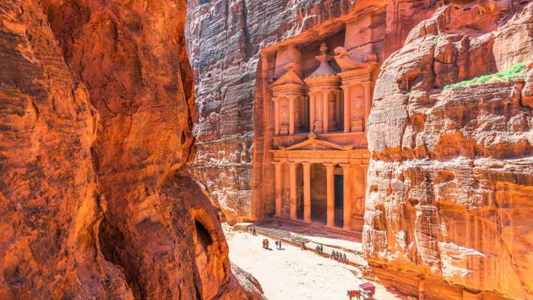 Admiră frumusețea sculptată în piatră - Petra și Templul Al-Khazneh (Tezaurul)!