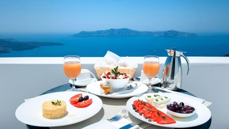 Bucură-te de farmecul autentic al Santorini - Gastronomia delicioasă și experiențele senzoriale!