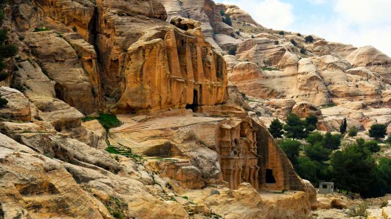 Descoperă Petra - O minune antică sculptată în stâncă cu o poveste fascinantă!