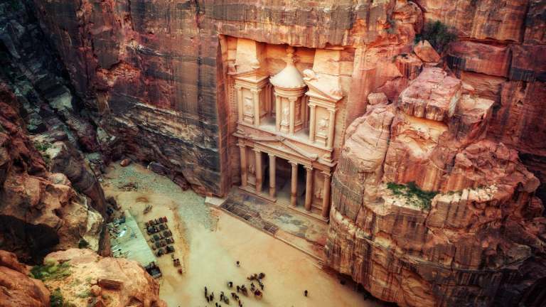 Explorând Orașul Pierdut - Petra și secretele sale bine păstrate!