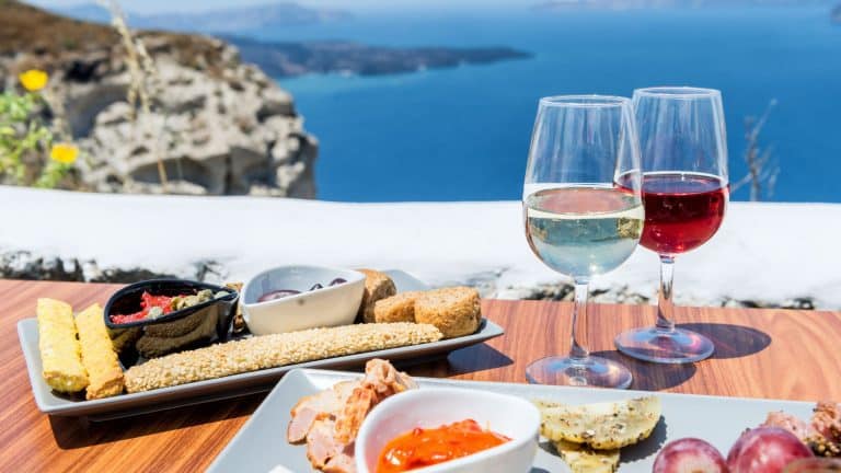 Gustă delicatese și băuturi grecești unice