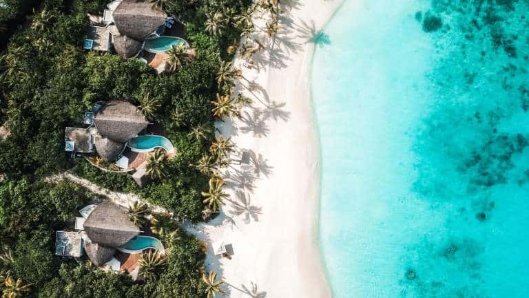 Maldive Lux și intimitate pe plaje încapsulate în albastrul oceanului