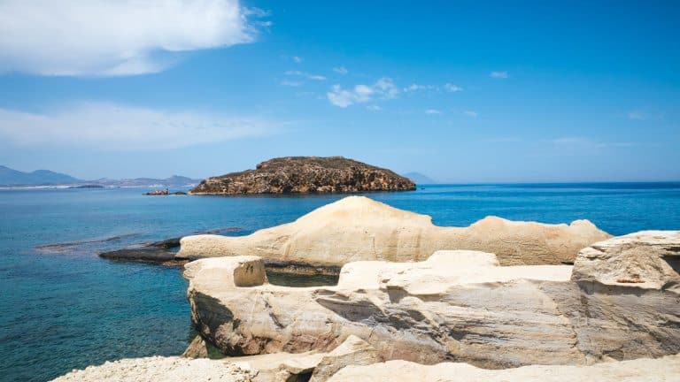 Kimolos - Vecină cu Milos, are plaje nisipoase și peisaje naturale impresionante 5