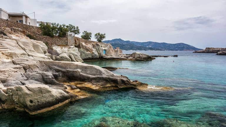 Kimolos - Vecină cu Milos, are plaje nisipoase și peisaje naturale impresionante.