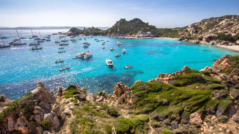 Vacanța în Sardinia printre plajele de smarald 